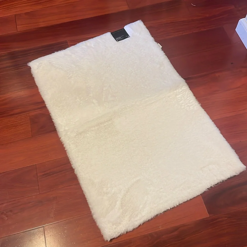 New 24” x 36” Bath Rug White - ARCH / MANTLE
